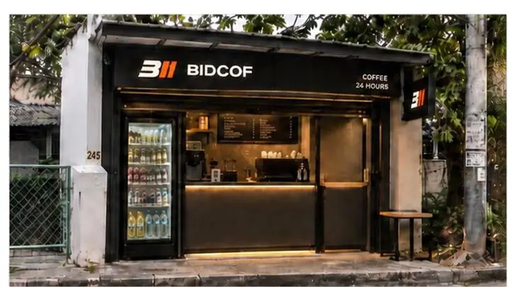Ilustrasi konsep outlet BIDCOF Coffee To Go 24 Jam dengan etalase kopi dan pencahayaan hangat